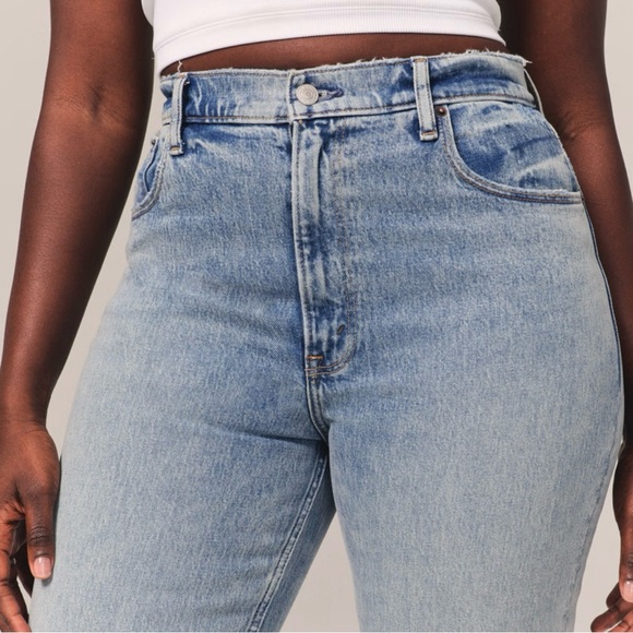 Abercrombie & Fitch The 90s Straight Ultra High Rise light wash Vent Hem Jeans - Picture 4 of 15